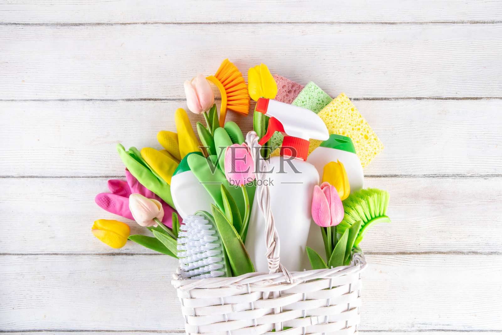 春季大扫除背景，配有春天郁金香花和清洁用具照片摄影图片