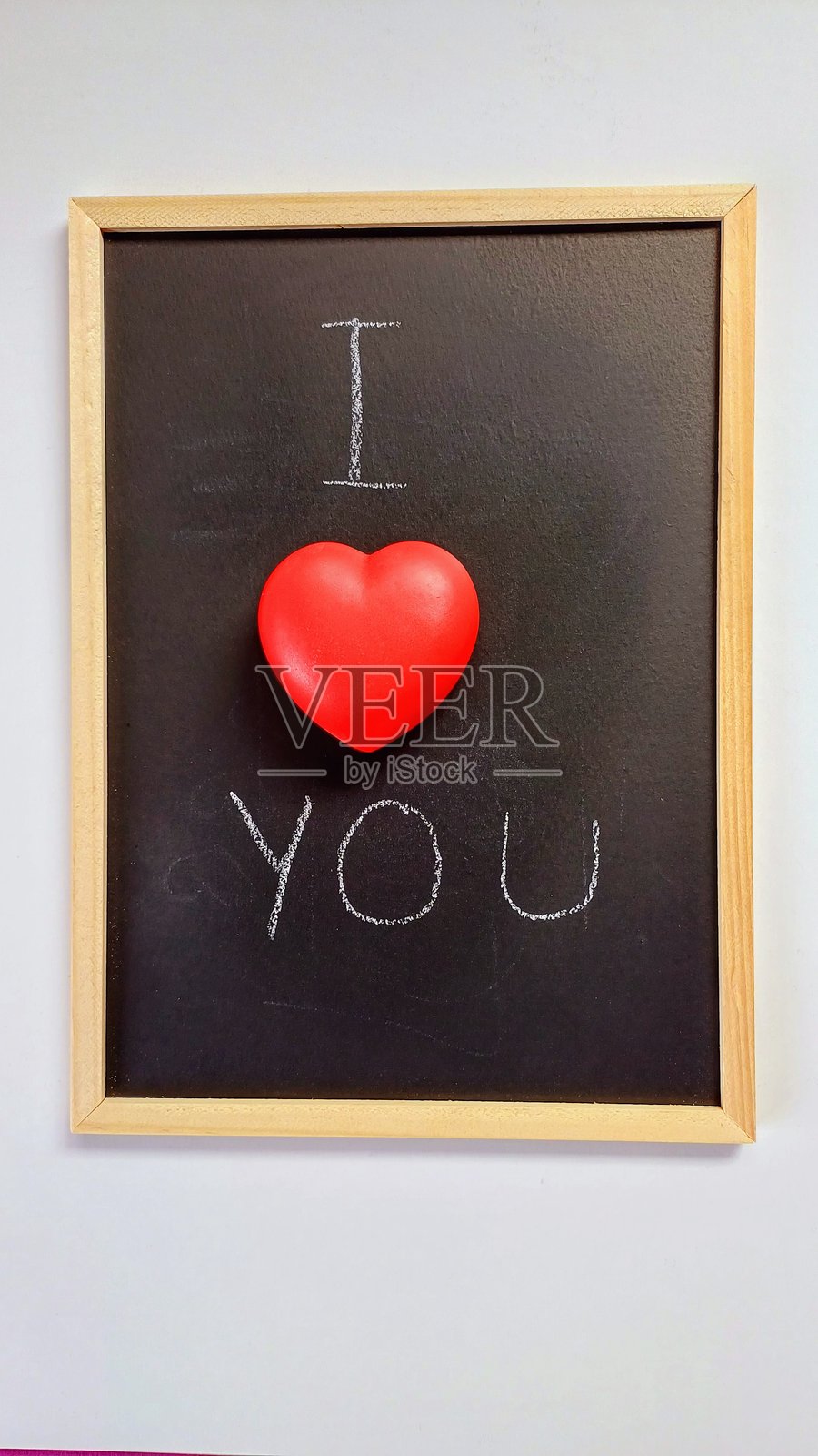 黑板上写着“我爱你”这几个字。照片摄影图片