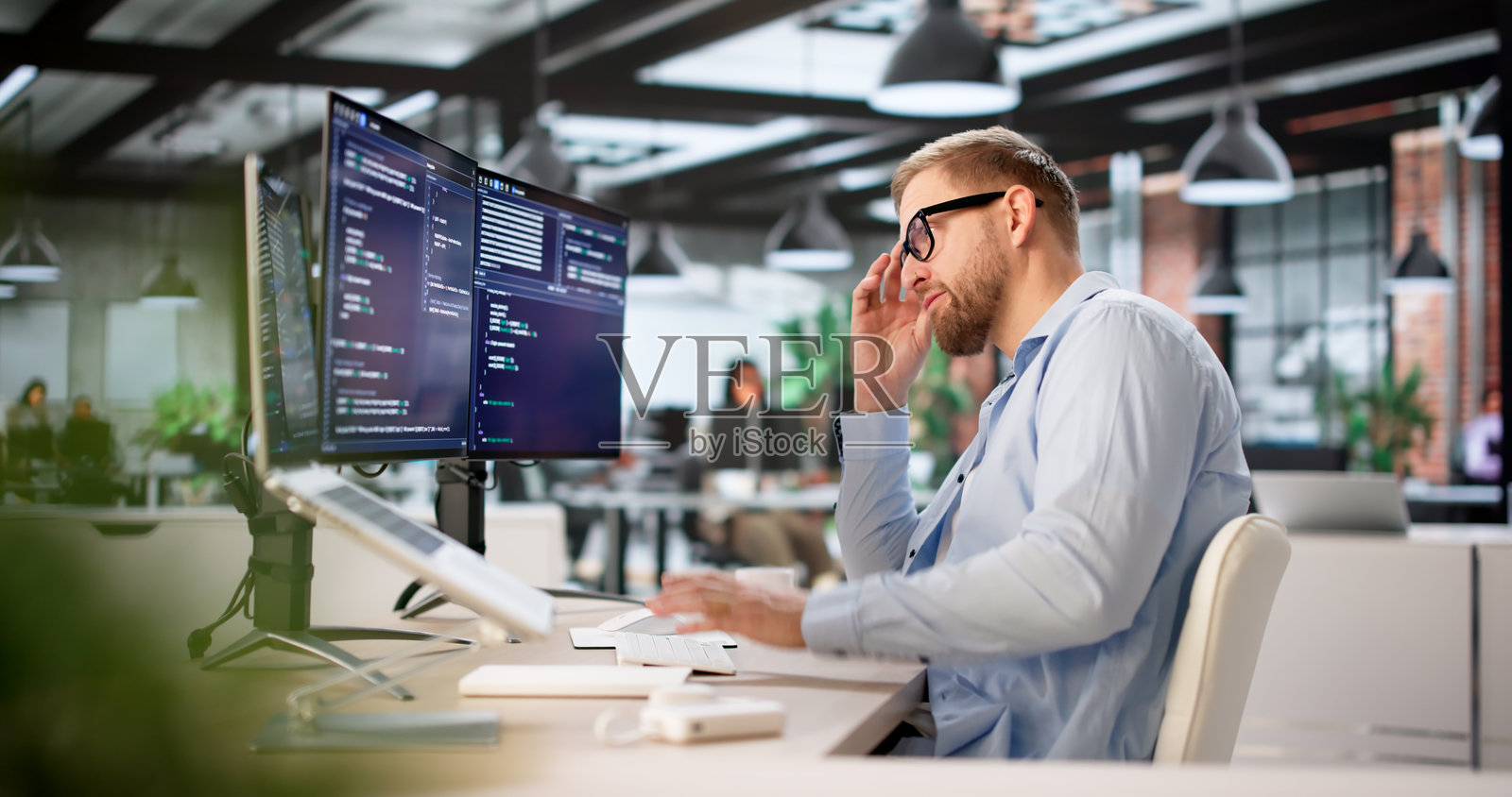 代码故障：沮丧的商人身陷迷宫照片摄影图片