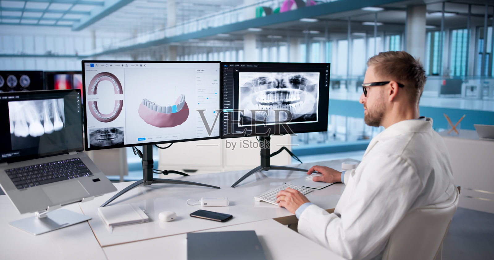 牙医和技术人员分析 X 光图像照片摄影图片