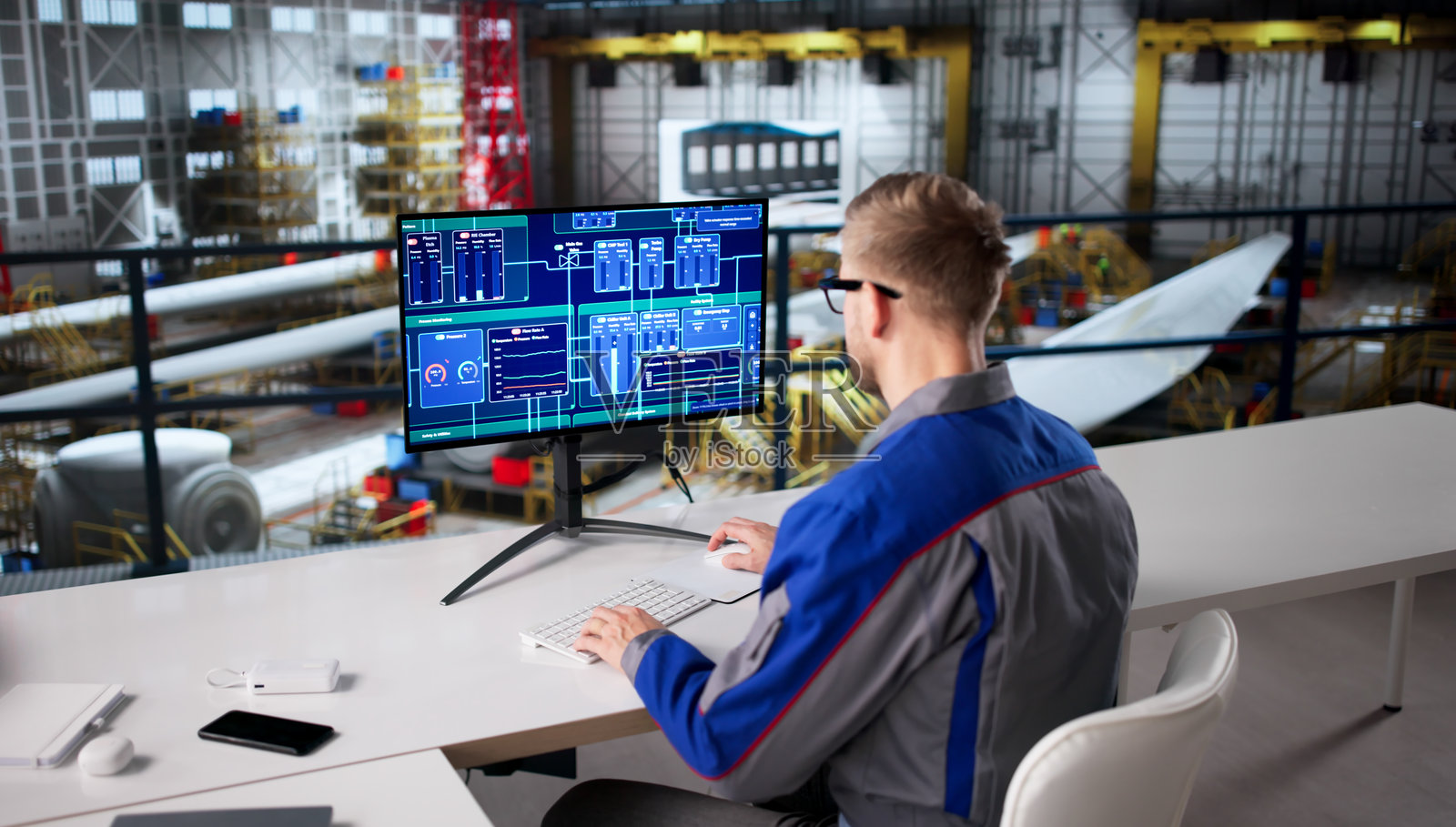 年轻工程师监控风力涡轮机生产照片摄影图片