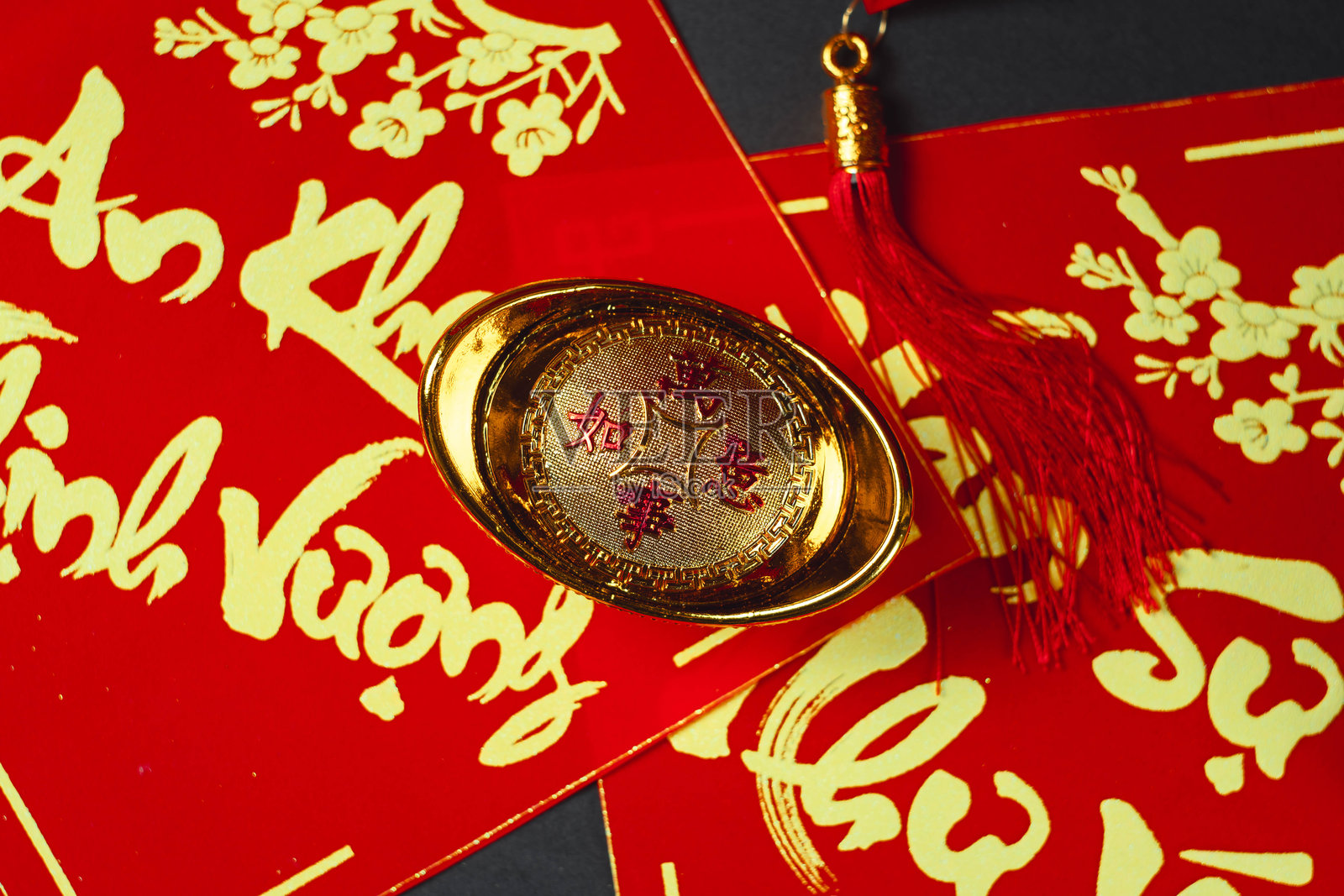 金元宝和红纸新年装饰照片摄影图片