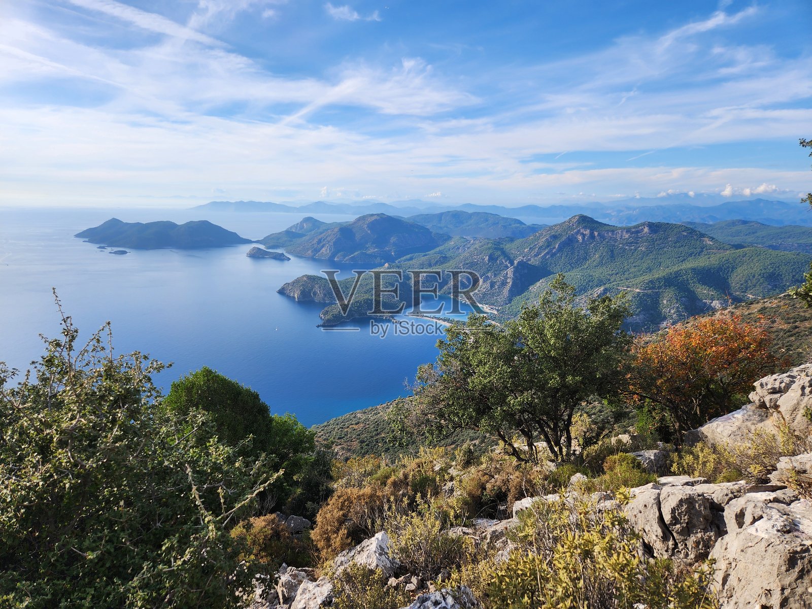 土耳其，安塔利亚，安迪夫利，吕基亚之路。费特希耶，厄吕代尼兹。俯瞰海湾的岩石斜坡。照片摄影图片