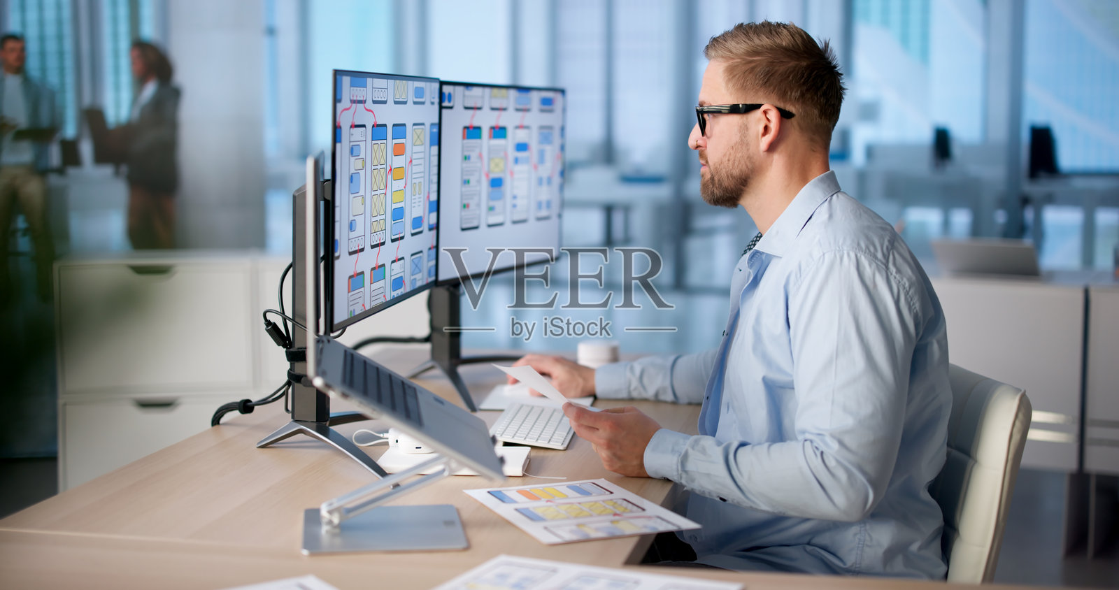 数字营销专业的学生正在设计用户界面照片摄影图片