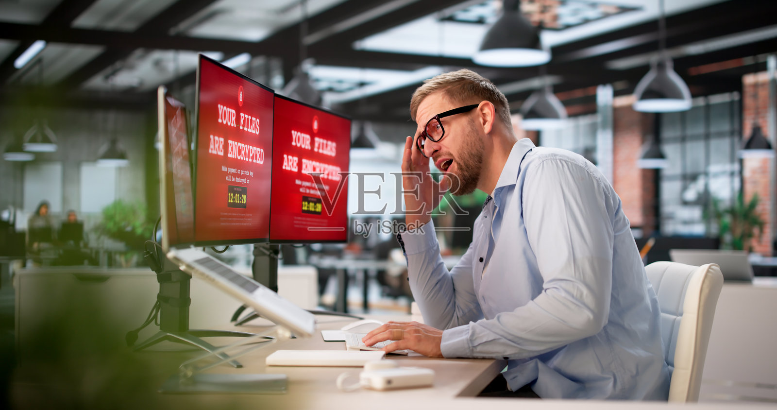 绝望的IT专业人士正在保护电脑照片摄影图片