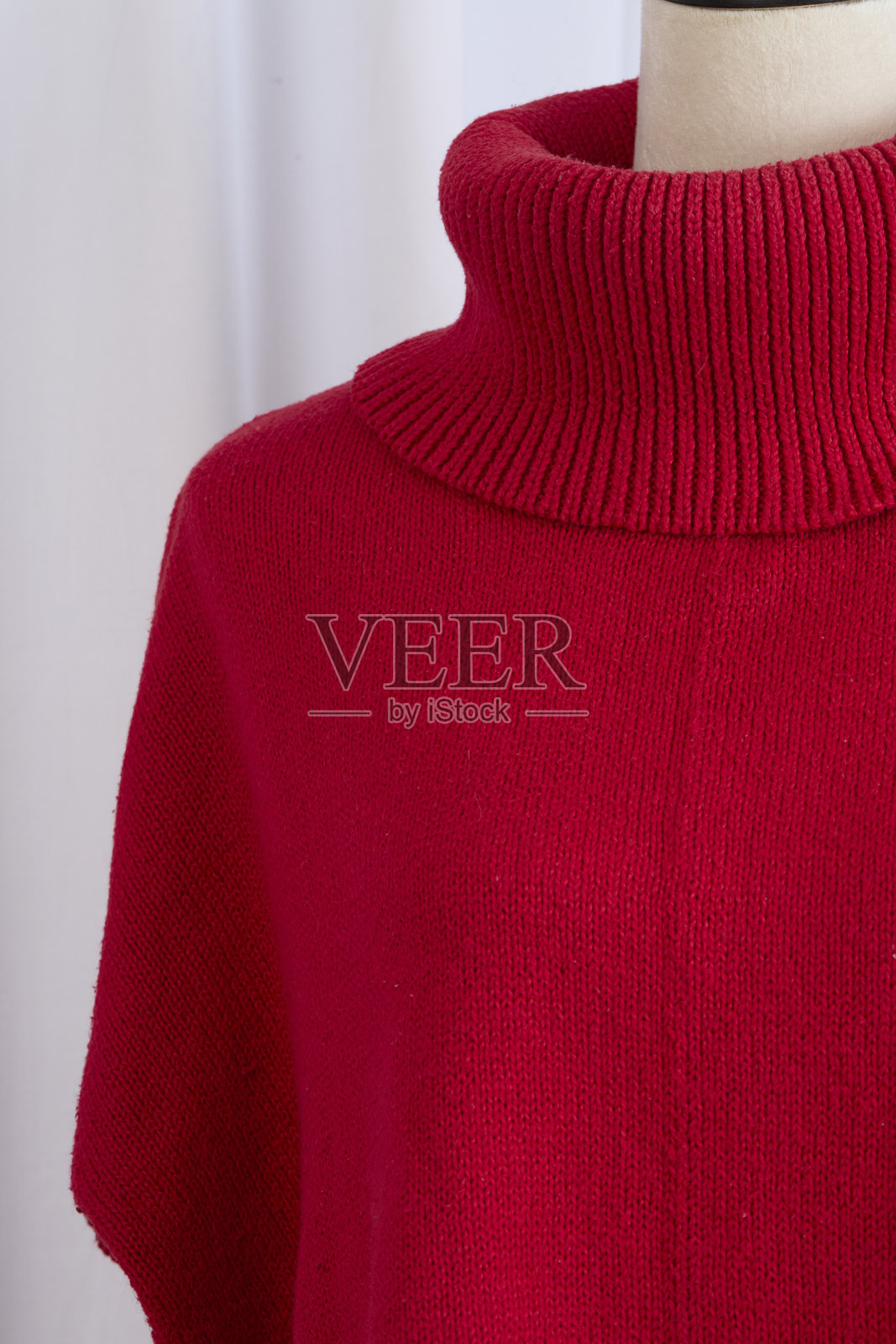 模特身上的红色羊毛高领毛衣照片摄影图片