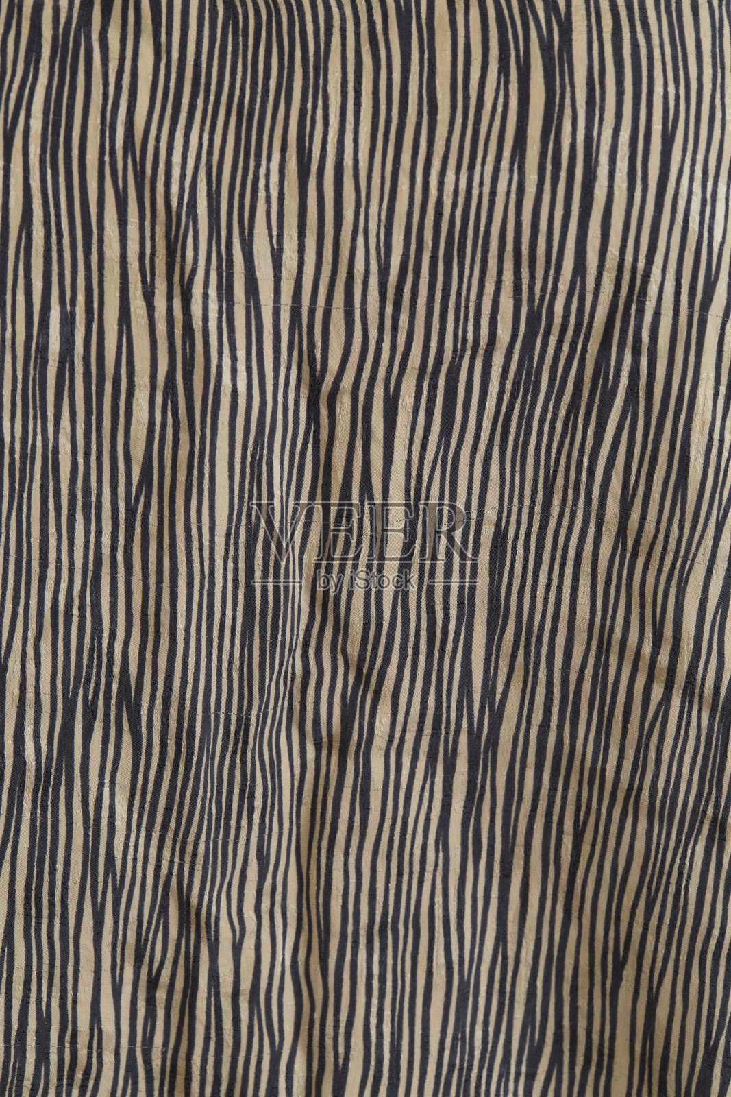 模特身上的花纹丝绸面料照片摄影图片