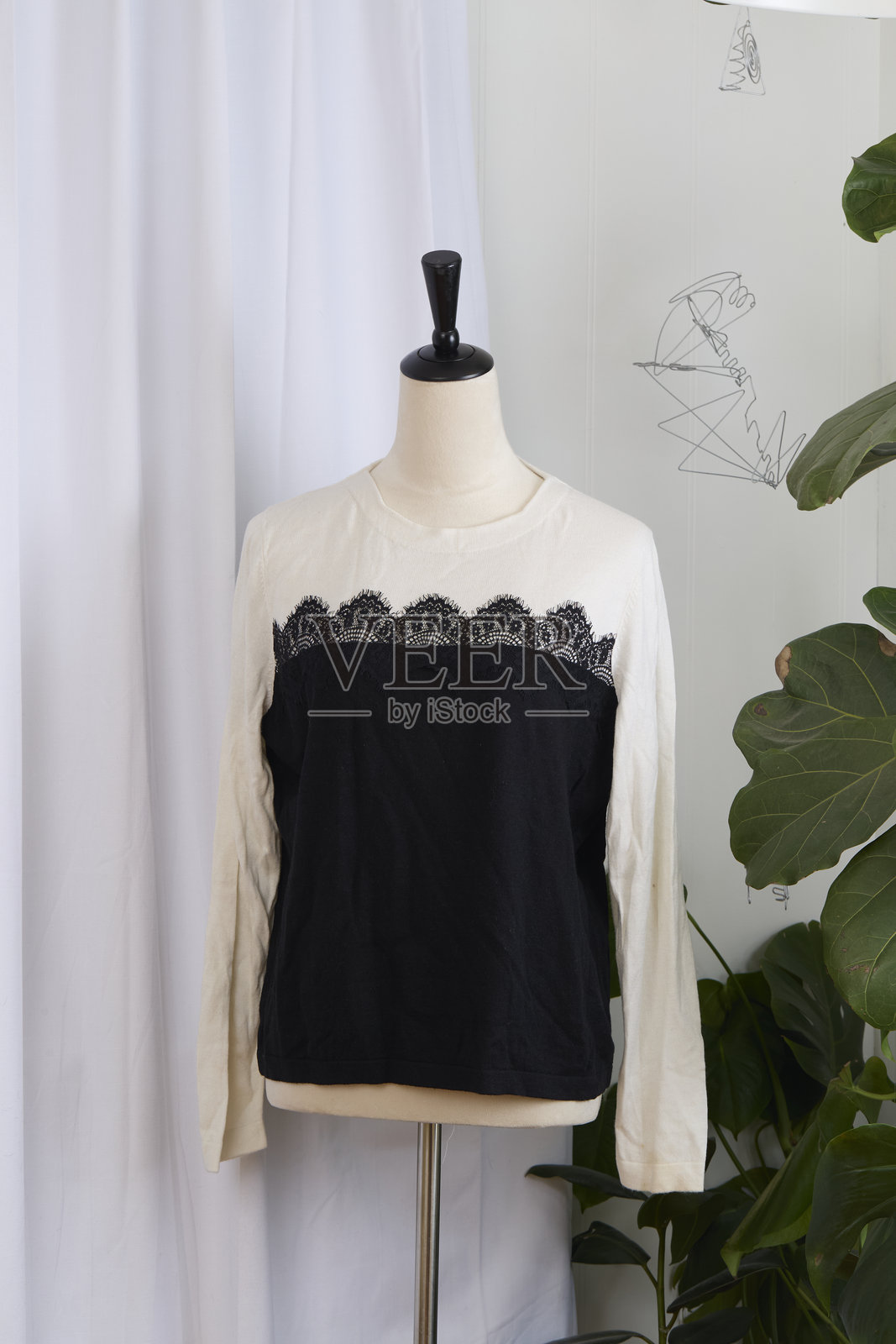 模特身上的黑色蕾丝和白色毛衣照片摄影图片