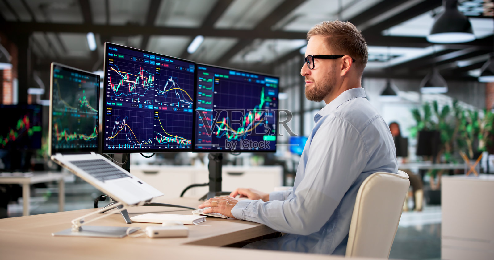 专业金融分析师分析股市趋势照片摄影图片