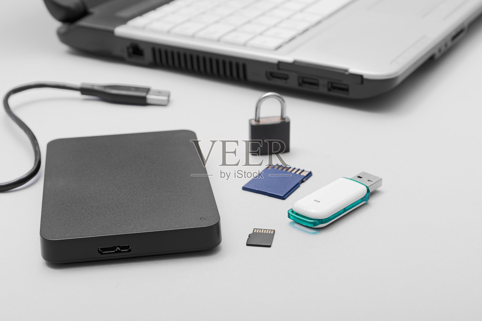 笔记本电脑旁边的数据存储和安全设备照片摄影图片