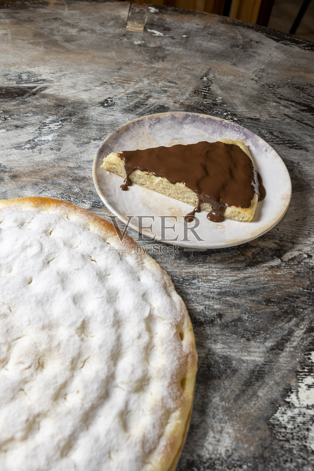 甜美的披萨甜点，上面淋有巧克力奶油照片摄影图片