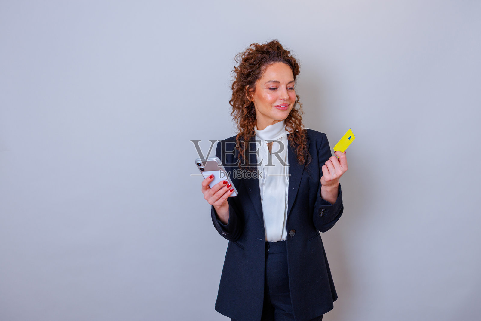 年轻女子使用手机和黄色信用卡进行数字银行和安全在线交易照片摄影图片