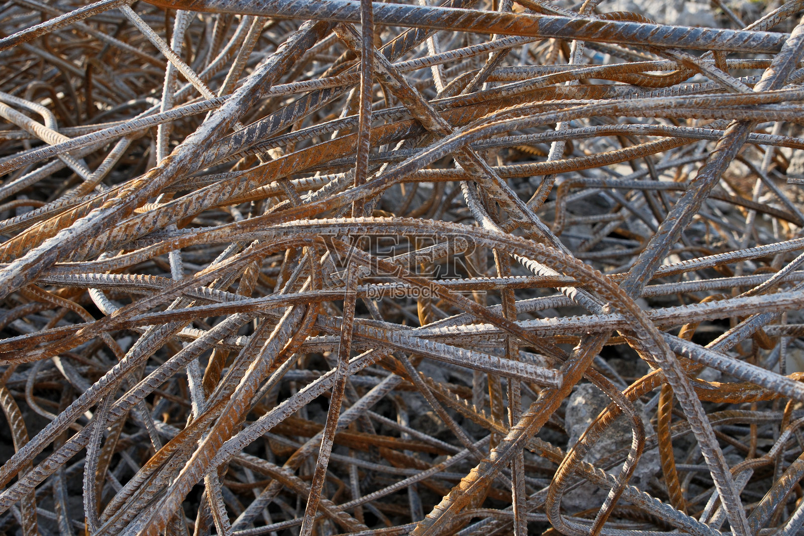 浅景深下，破损混凝土墙上生锈钢筋的特写照片摄影图片
