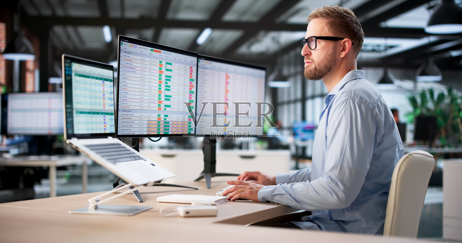 男子在电脑软件上审核医疗账户的计费代码照片摄影图片