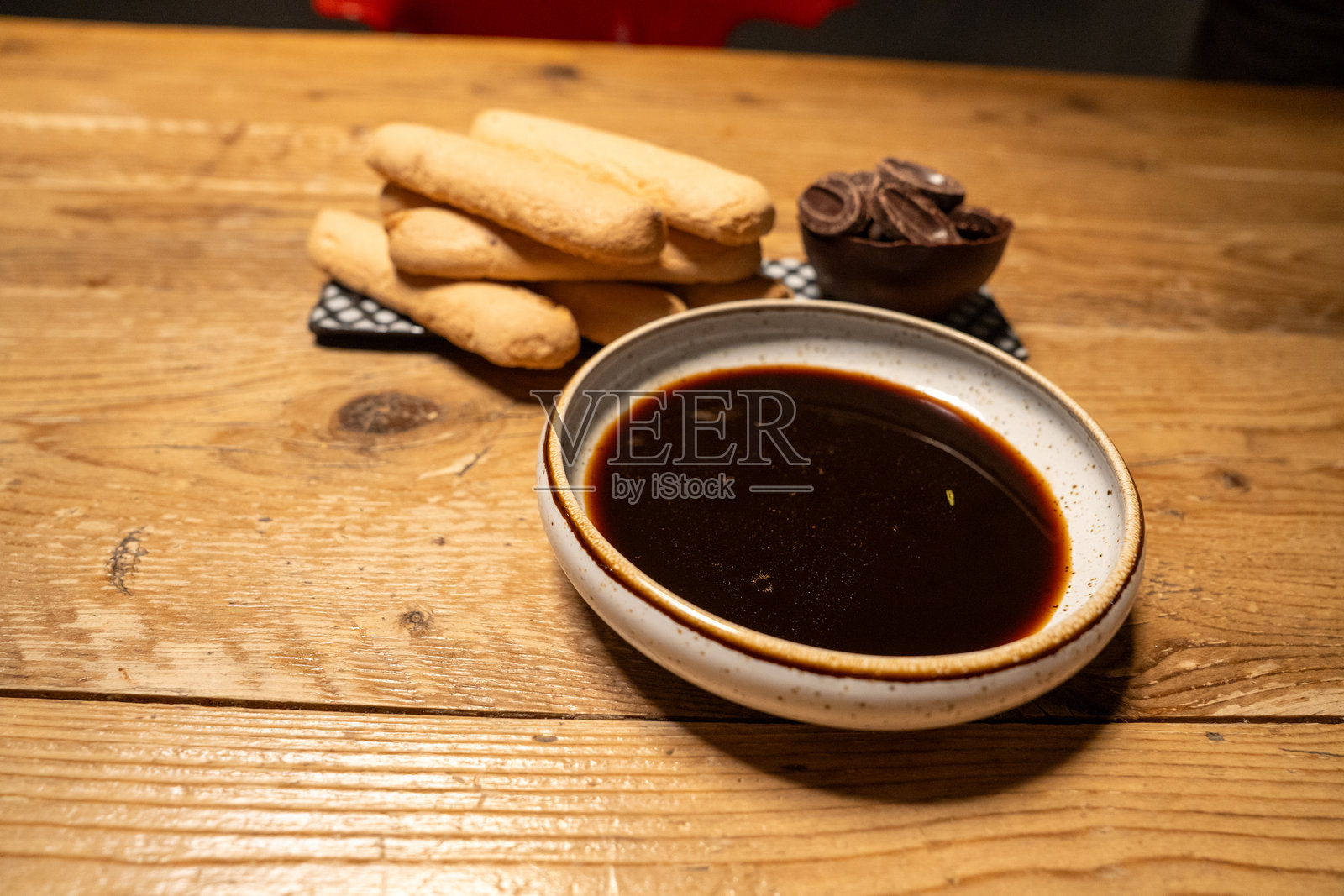 在厨房里准备自制提拉米苏甜点，食材包括马斯卡彭奶酪、咖啡和可可粉照片摄影图片