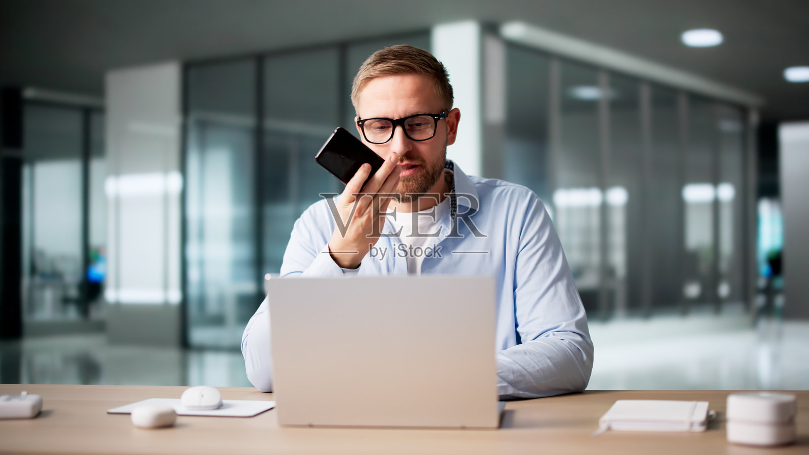 忙碌的客服人员通过智能手机与客户交谈照片摄影图片