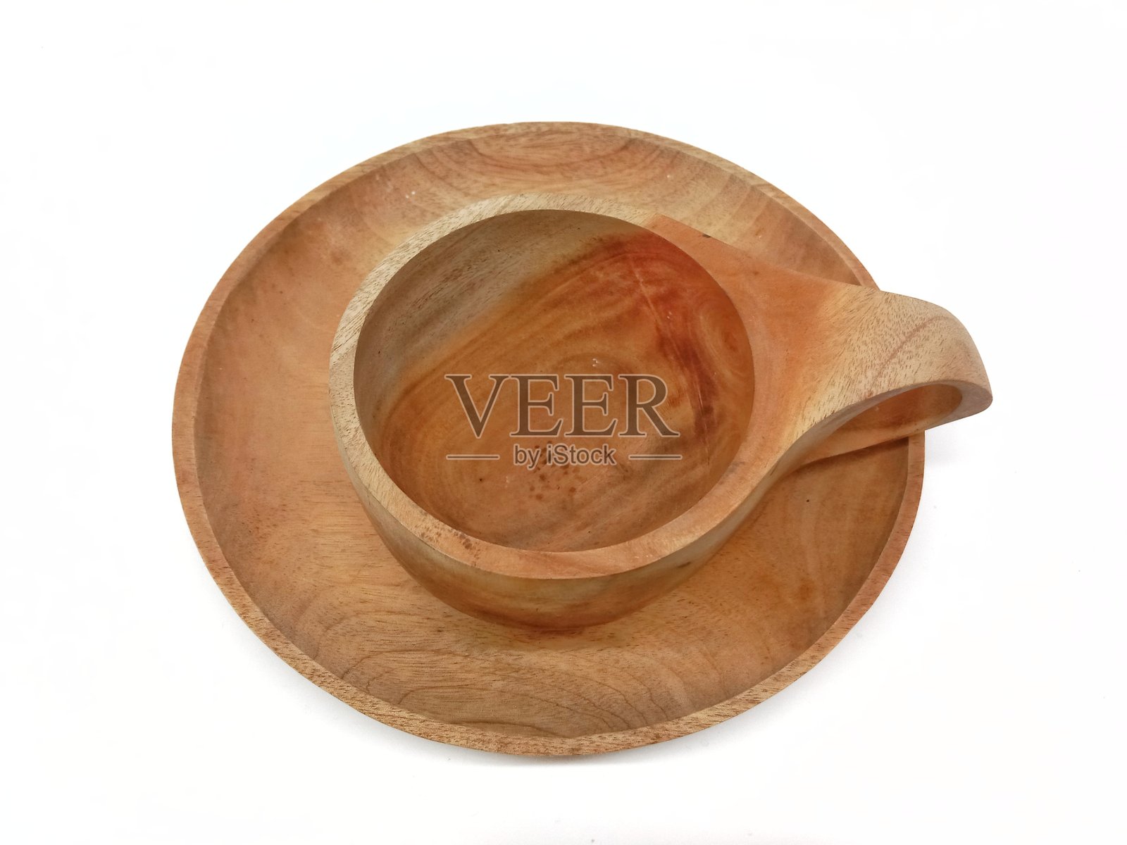 一个手工木杯，由天然木材制成，有清晰的木纹。也称为库萨杯，这款简约环保的饮具放在木盘上，孤立在白色背景上。照片摄影图片