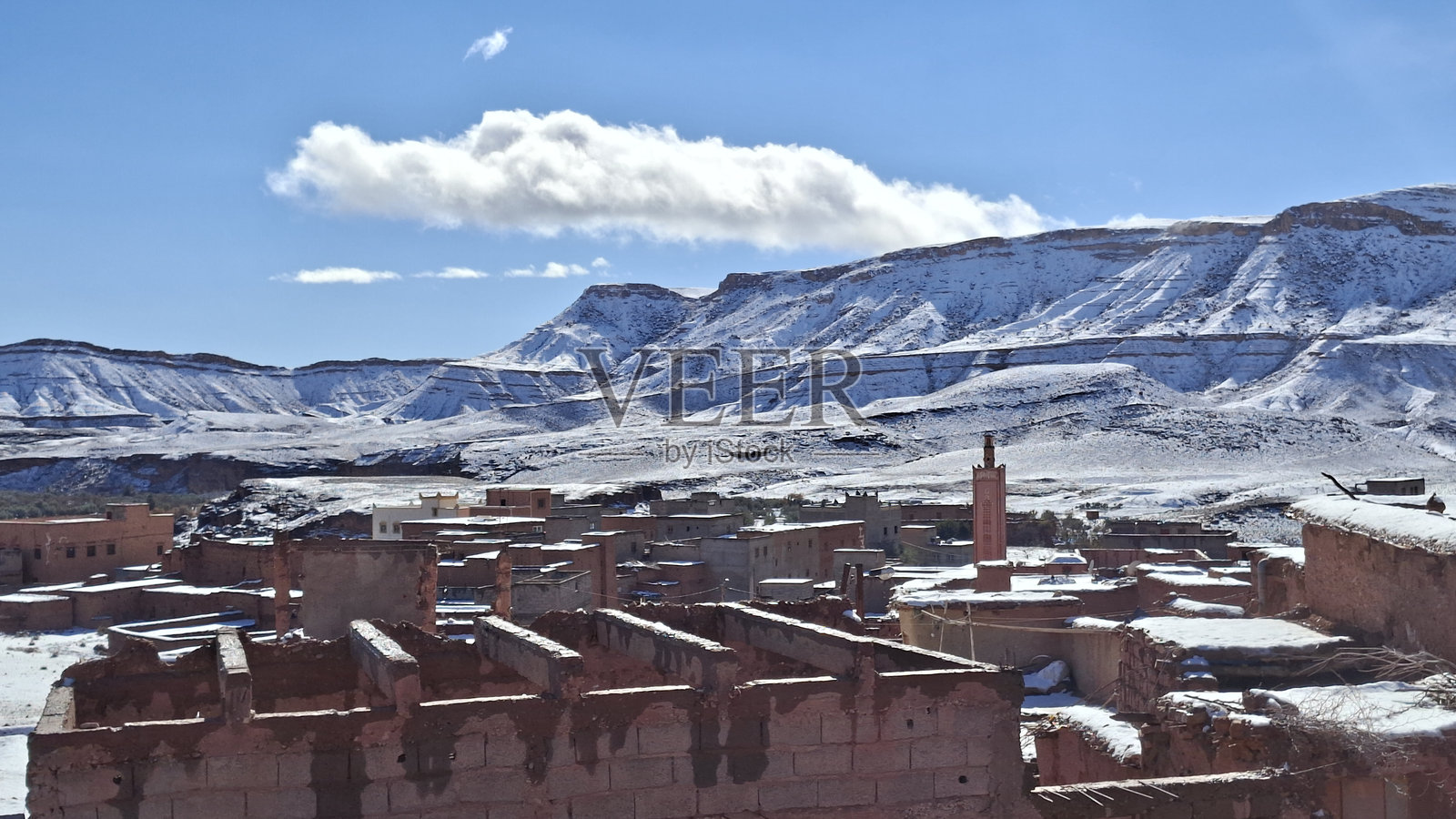阿特拉斯山脉的冬季：瓦尔扎扎特塔兹莱夫特村的雪景照片摄影图片