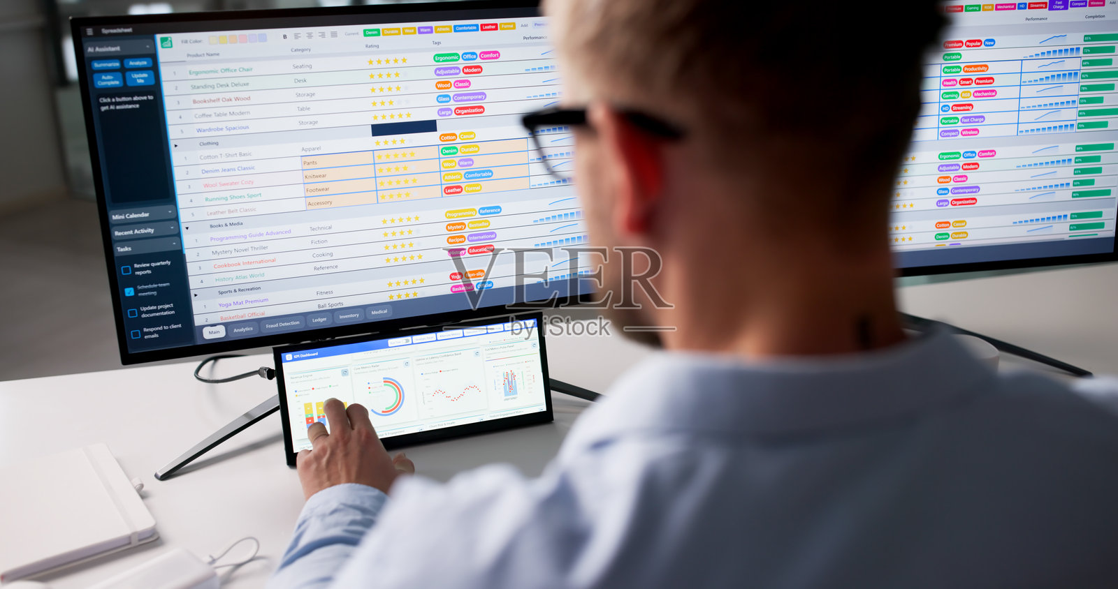 熟练的企业家分析医疗图表照片摄影图片