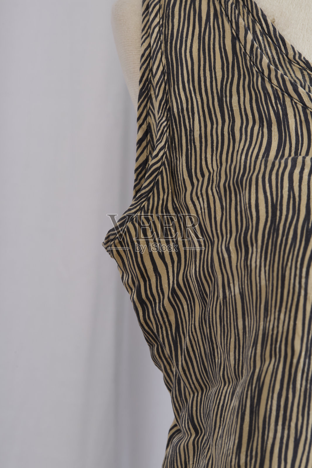 模特身上的印花丝绸面料照片摄影图片