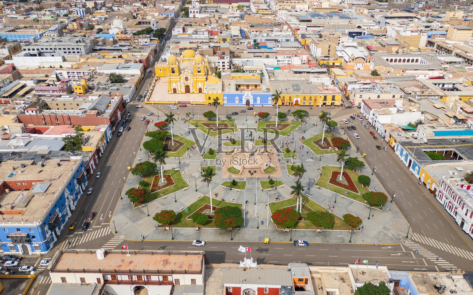秘鲁特鲁希略武器广场的航拍照片，该广场是文化遗产和度假胜地照片摄影图片