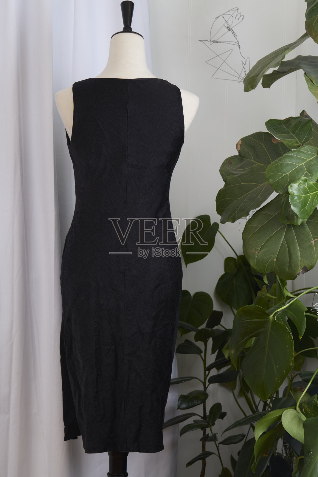 黑色丝绸连衣裙在模特身上照片摄影图片