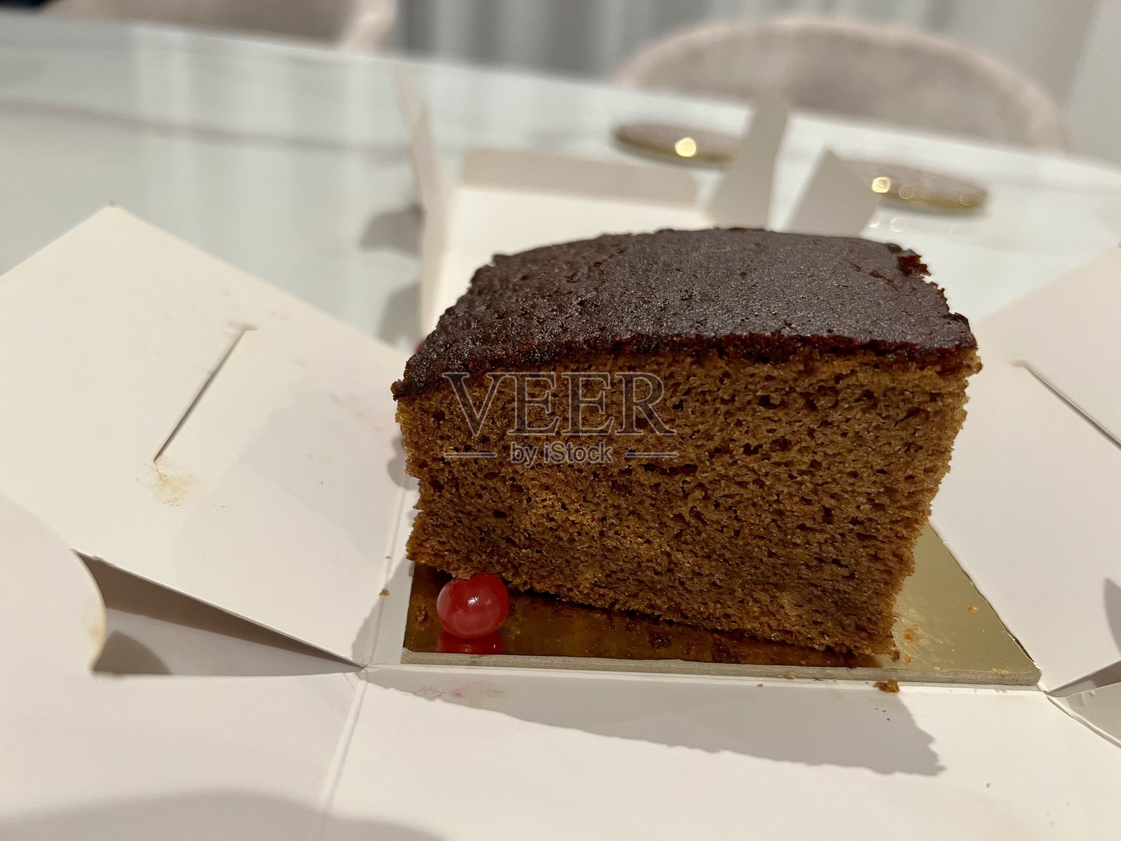 包装盒里的蛋糕片放在桌子上照片摄影图片