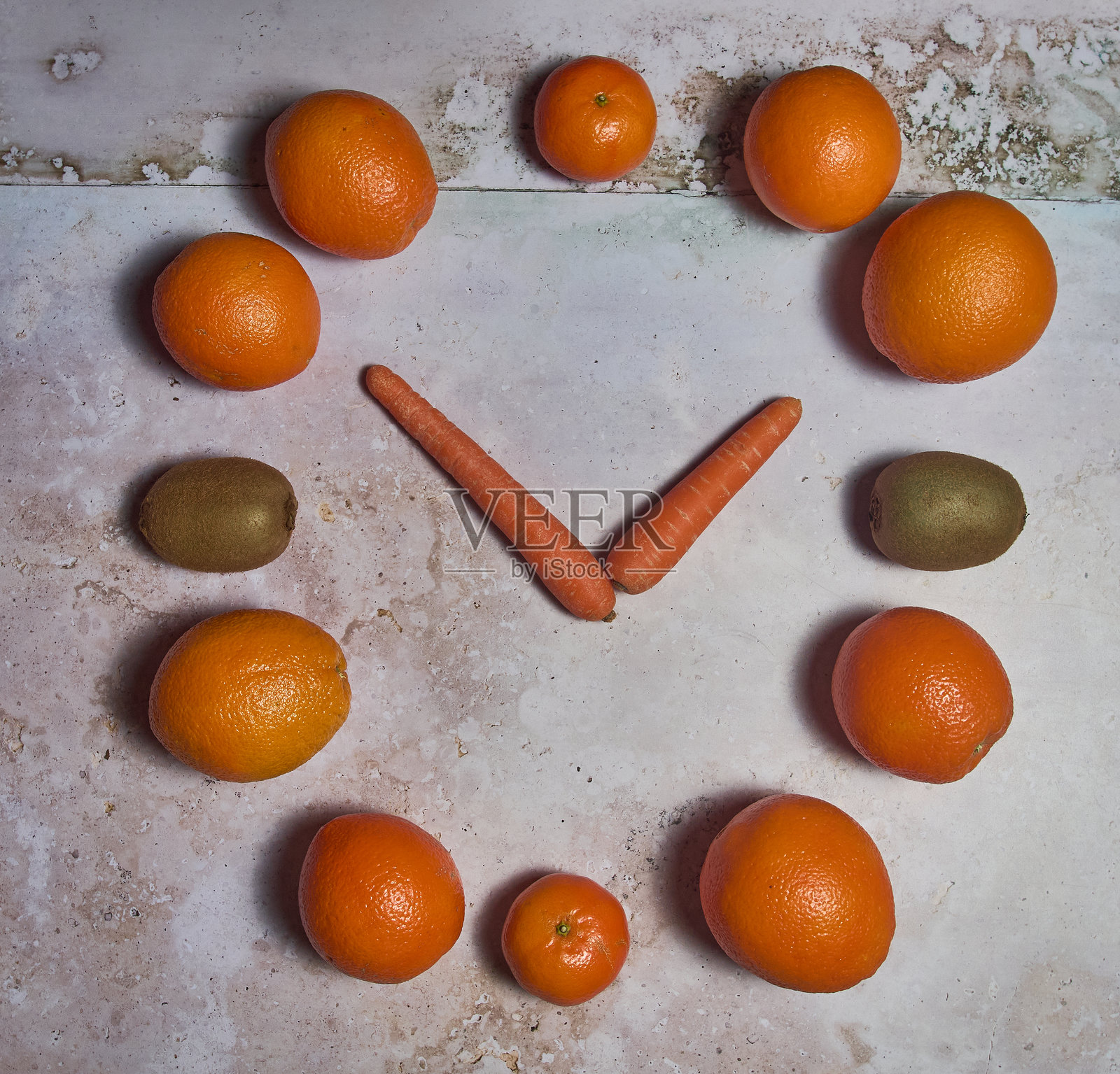 创意水果蔬菜时钟，用橙子、胡萝卜和猕猴桃制作照片摄影图片