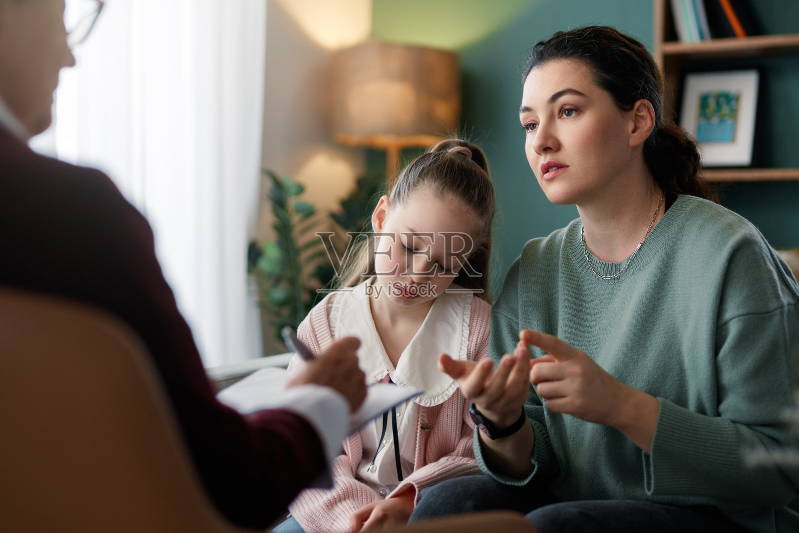 患者与心理咨询师的咨询照片摄影图片