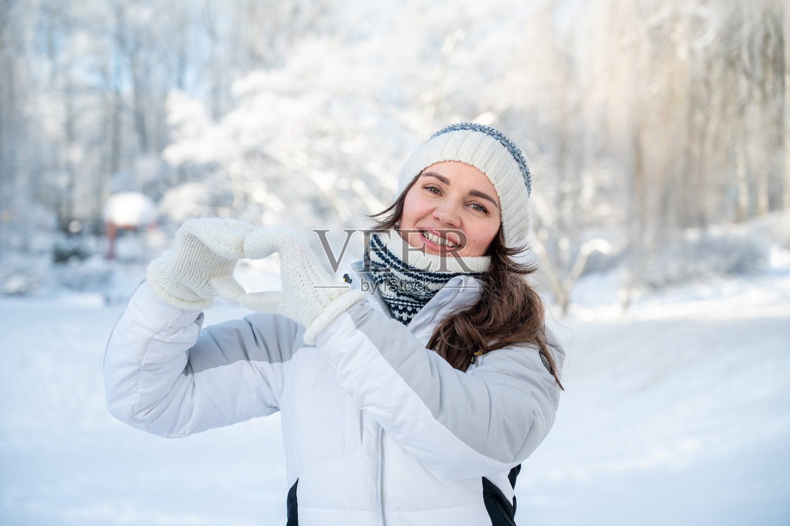 冬季公园里开朗的女人在扔雪，概念是乐趣、自由和愉快的户外生活方式照片摄影图片