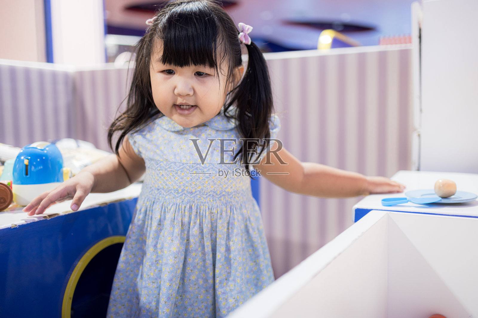可爱的小亚洲女孩在儿童游戏室玩耍照片摄影图片