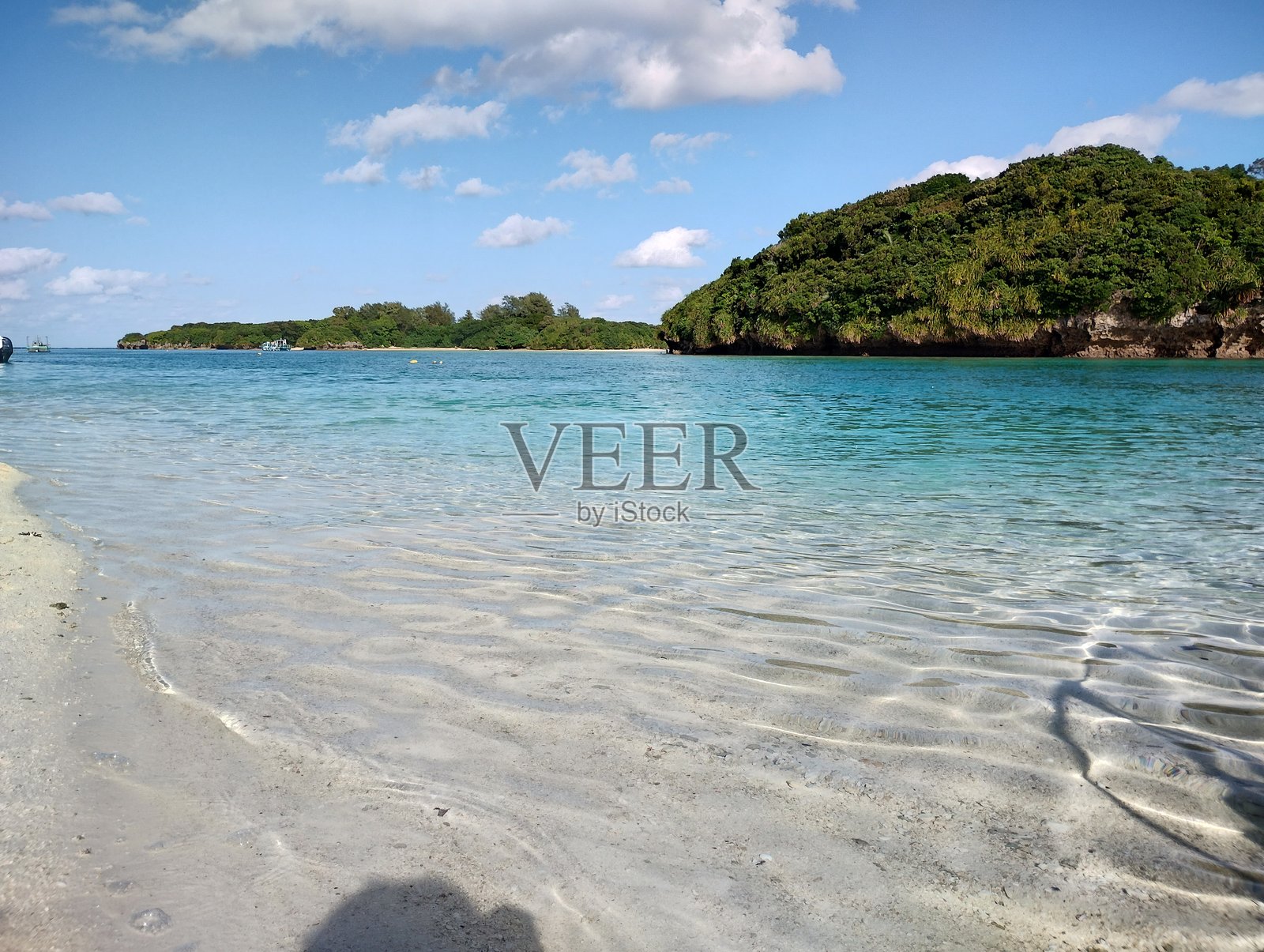 白色沙滩上清澈透明的水波纹 - 热带海岸细节照片摄影图片