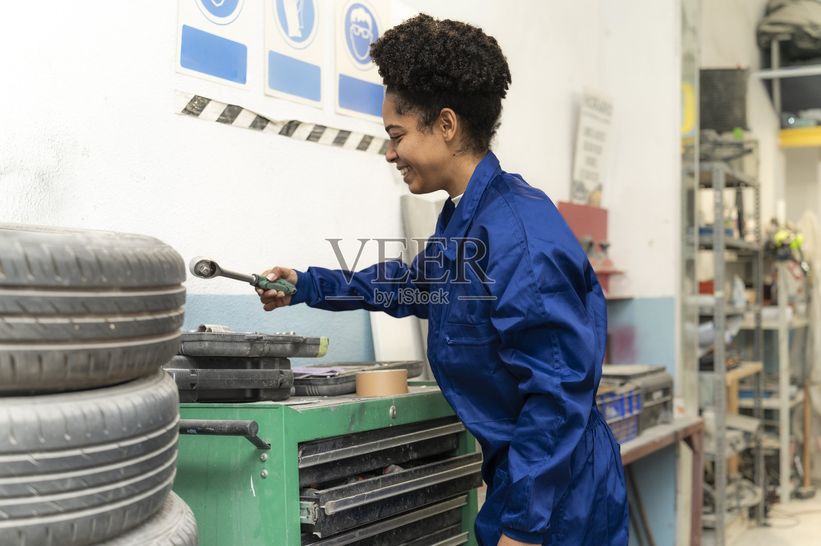 女机械师在汽车修理厂工作照片摄影图片