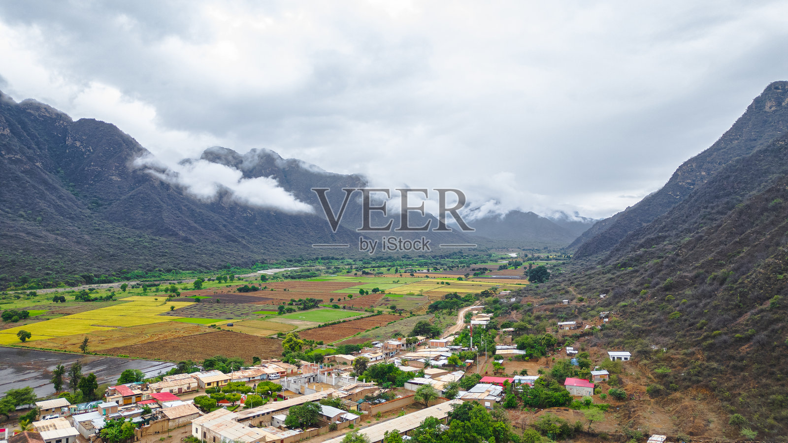 无人机航拍秘鲁兰巴耶克省被群山环绕的马亚斯科恩村，一处宁静的乡村旅游目的地照片摄影图片