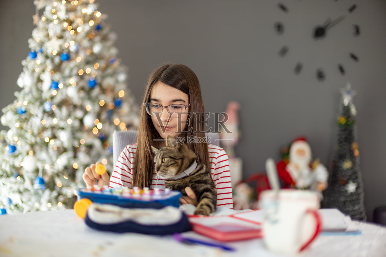 孩子与宠物猫一起玩乐器照片摄影图片