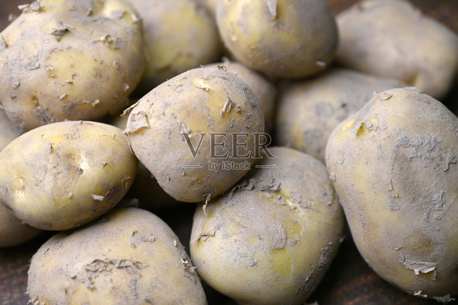 新鲜采摘的有机生土豆放在木桌上照片摄影图片