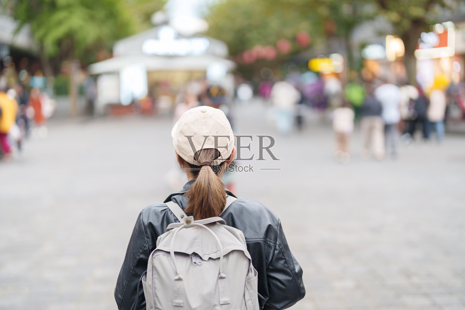 快乐的女游客在中国四川成都都江堰市旅游，游览都江堰市的灌县古城，该古城是当地一处热门旅游景点。照片摄影图片