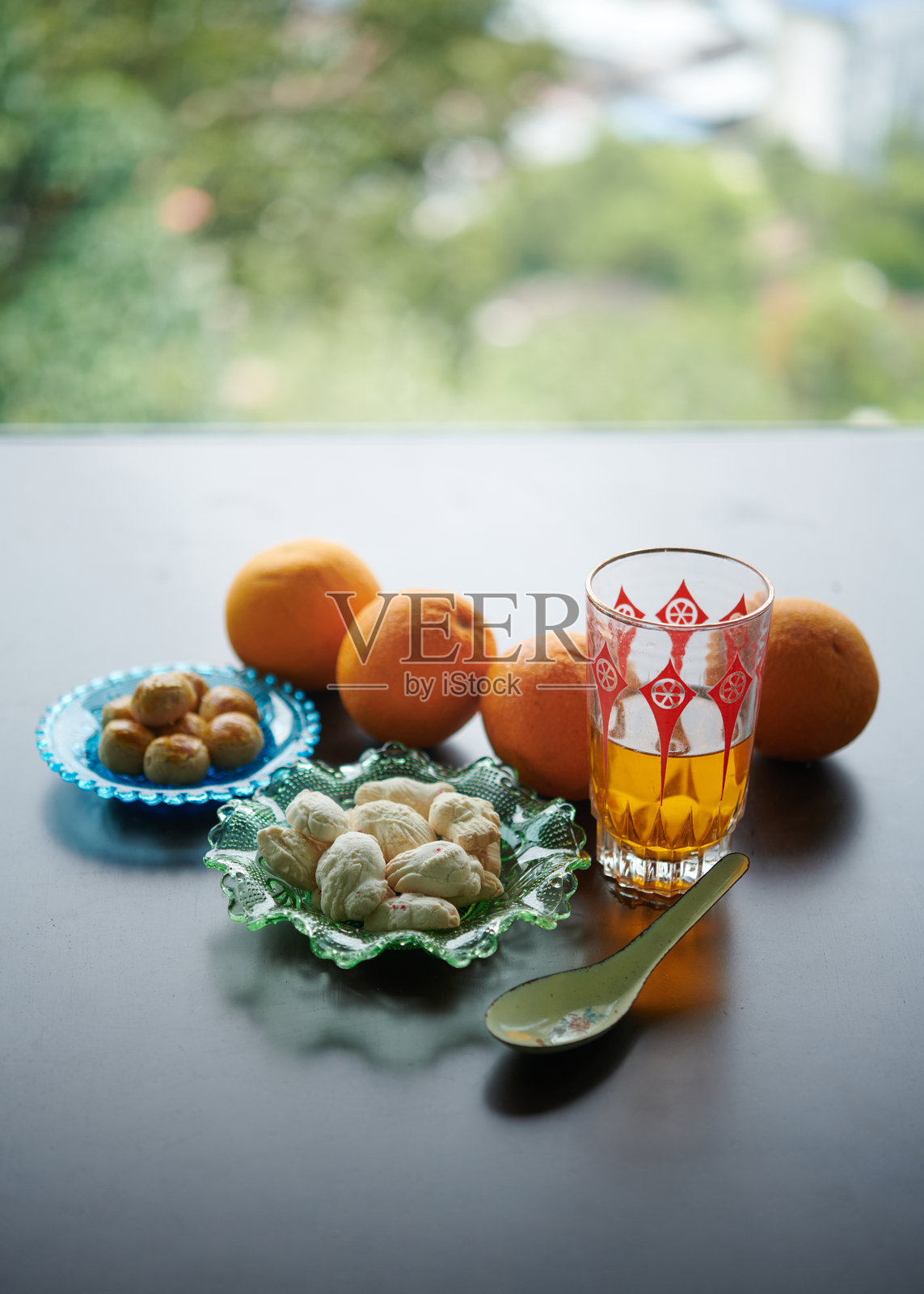 桌上摆放着中国新年传统零食和橘子照片摄影图片