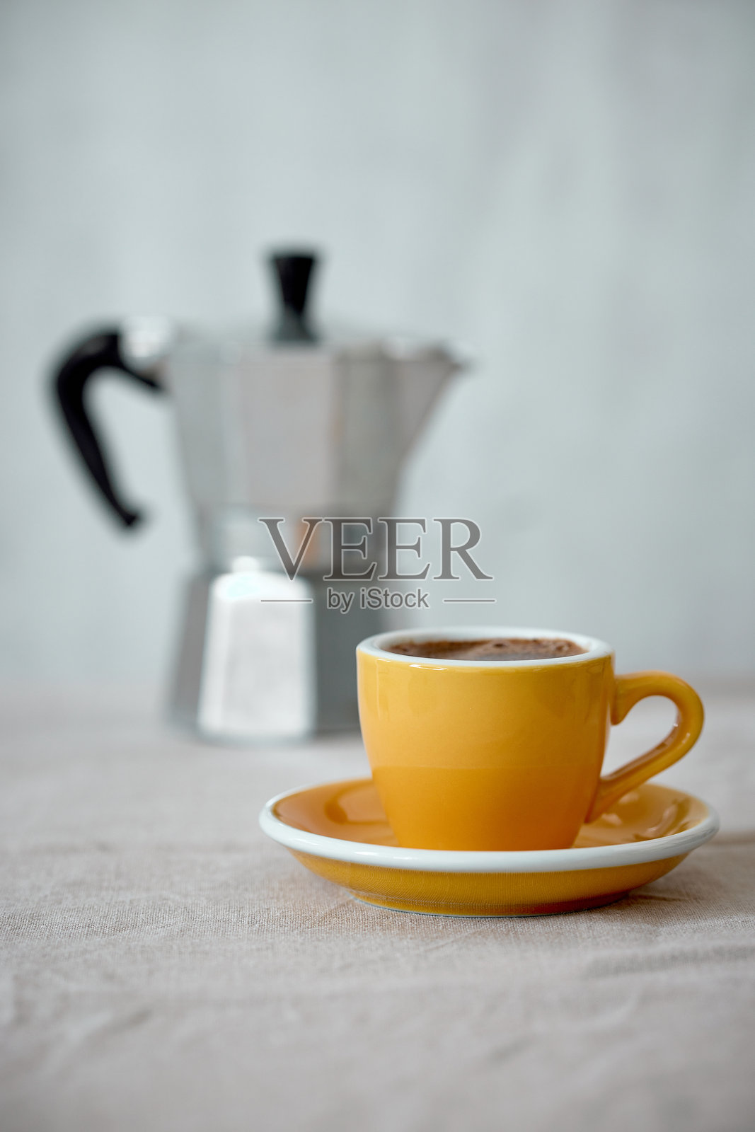 摩卡壶和浓缩咖啡杯照片摄影图片