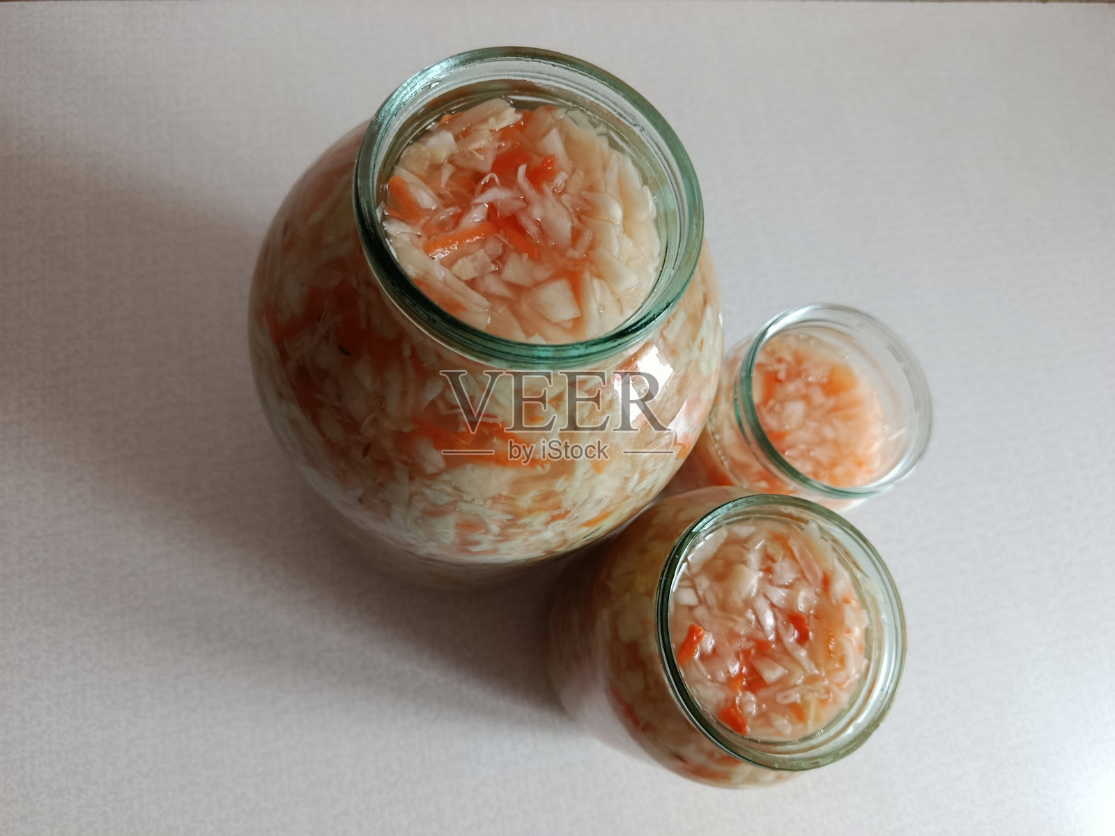 玻璃罐装的德国酸菜，一种由发酵卷心菜和胡萝卜制成的传统健康食品，富含益生菌，开罐即食，有益肠道健康照片摄影图片