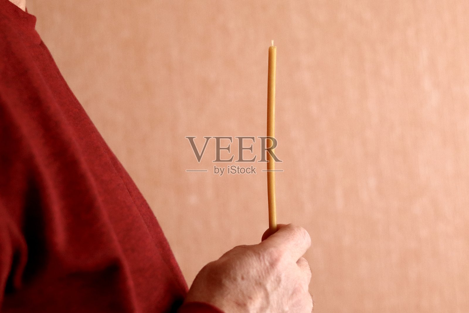 在教堂里，复活节庆祝活动中手持蜡烛照片摄影图片