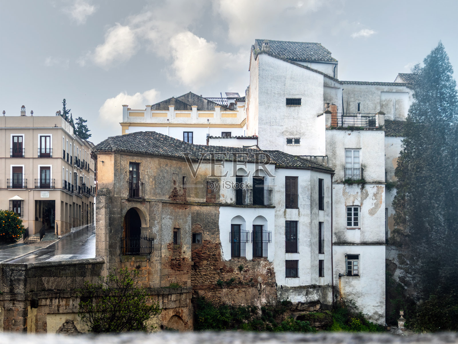 西班牙龙达，俯瞰峡谷的严峻悬崖建筑照片摄影图片