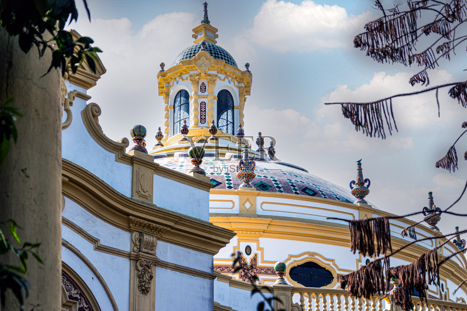 塞维利亚洛佩·德·维加剧院和展览宫的彩色穹顶照片摄影图片