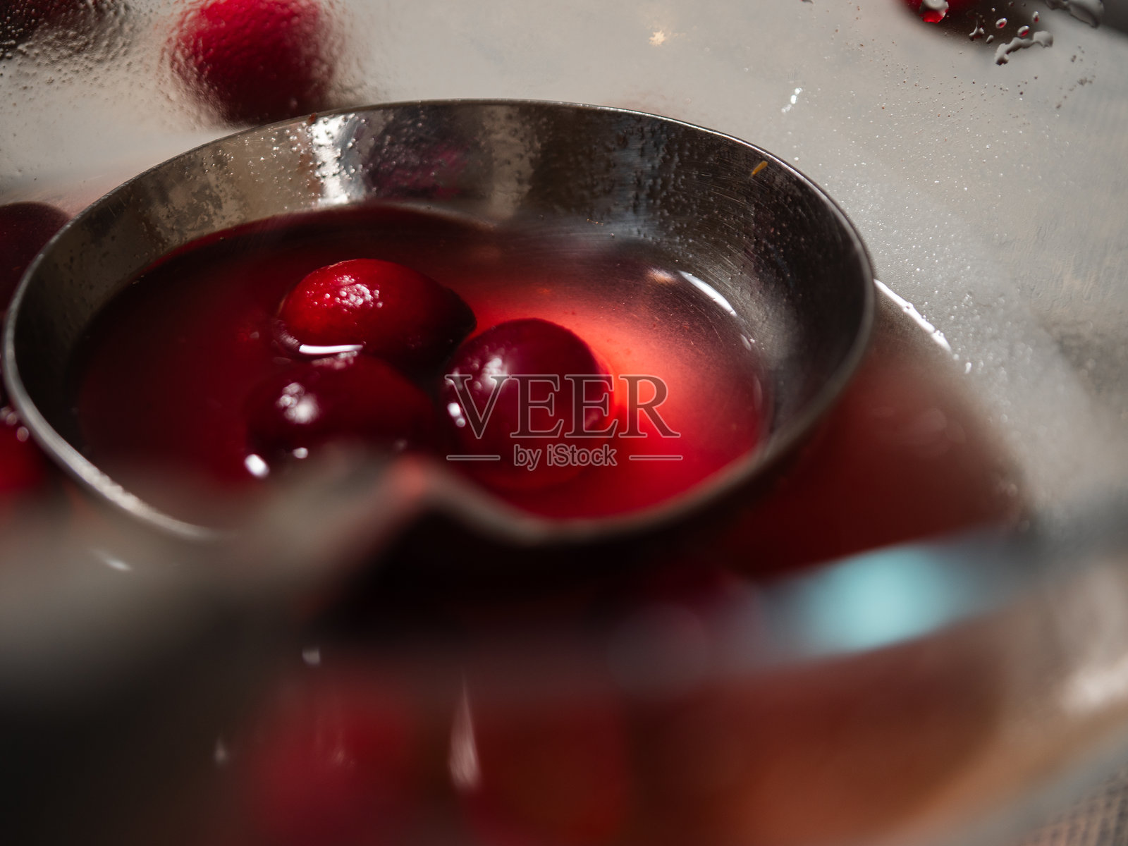 一勺红熟蔓越莓饮品照片摄影图片