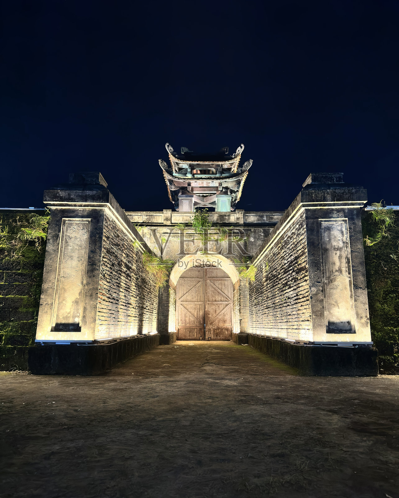 夜色下，荣市古城的“塔门”在璀璨的灯光中展现出雄伟壮丽的美景照片摄影图片