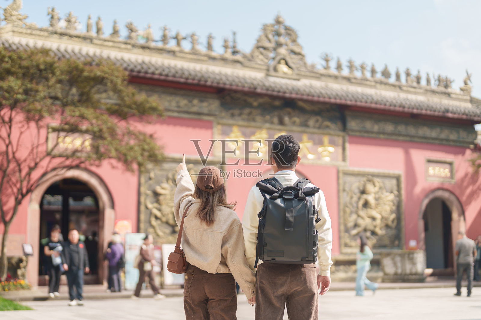 一对情侣游客正在成都旅行，快乐的游客在参观大慈寺，这是一座佛教寺庙，是四川中国著名的旅游景点地标。照片摄影图片