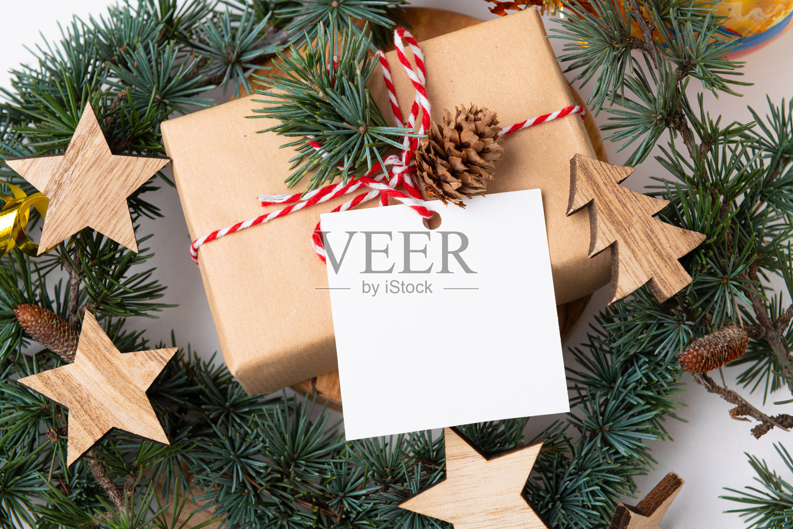 白色背景上带有礼品盒的圣诞节方形礼品标签模型照片摄影图片