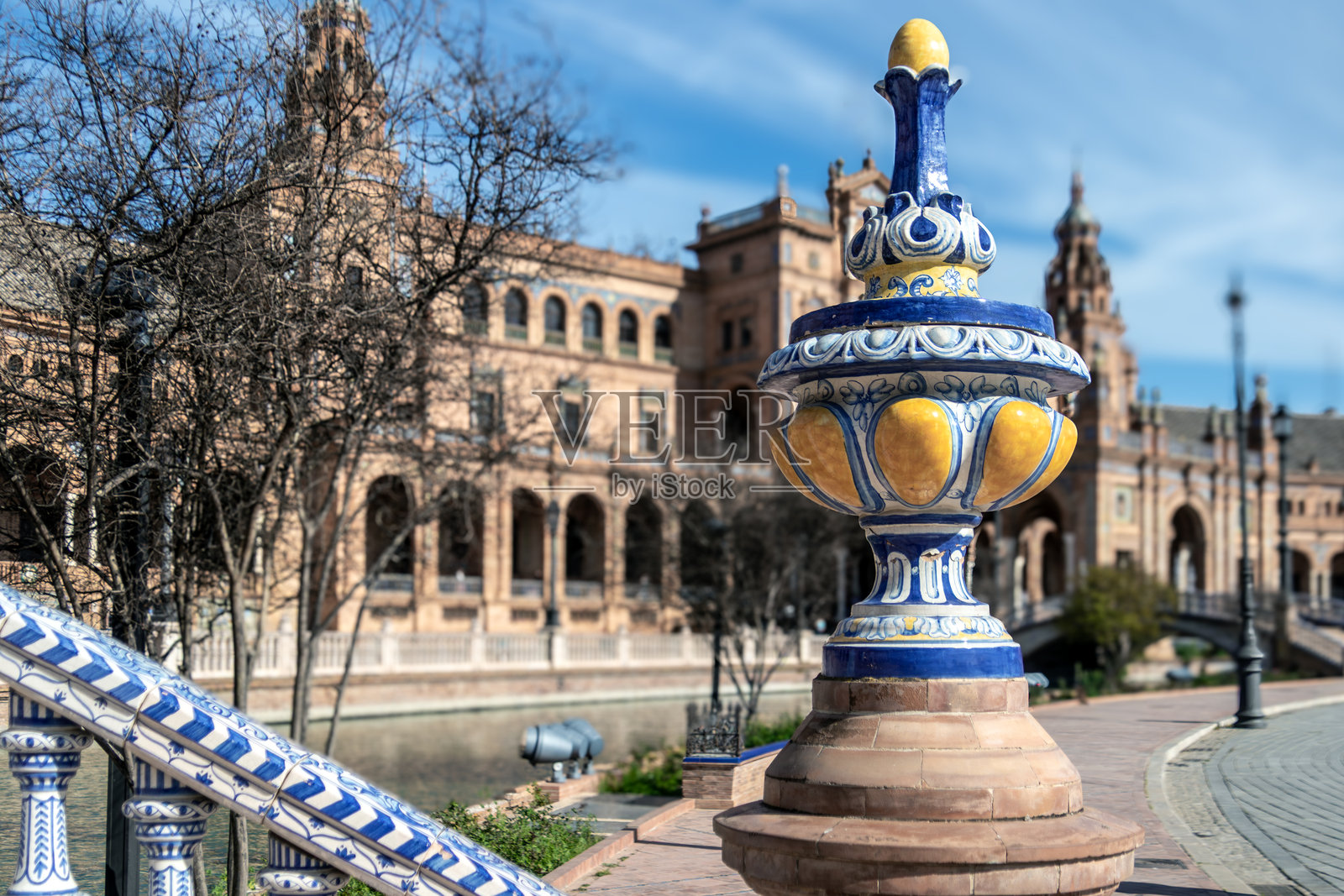 西班牙塞维利亚西班牙广场的装饰陶瓷顶饰照片摄影图片