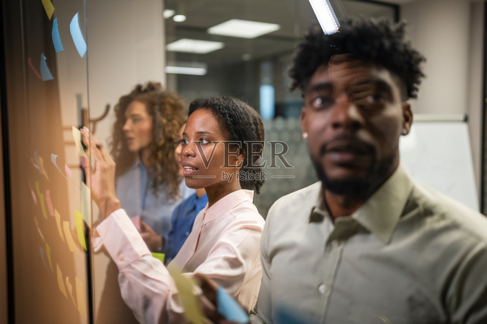 商务同事们使用便利贴集思广益，进行项目规划照片摄影图片