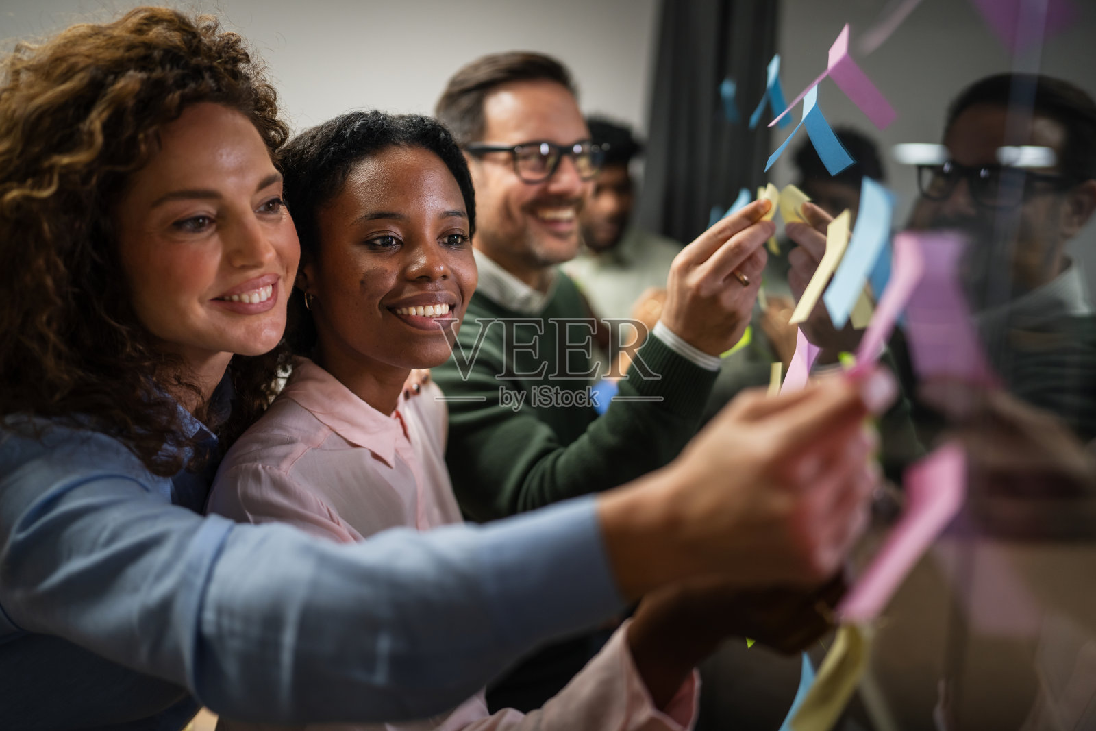 多元化的商业团队在头脑风暴会议中协作照片摄影图片